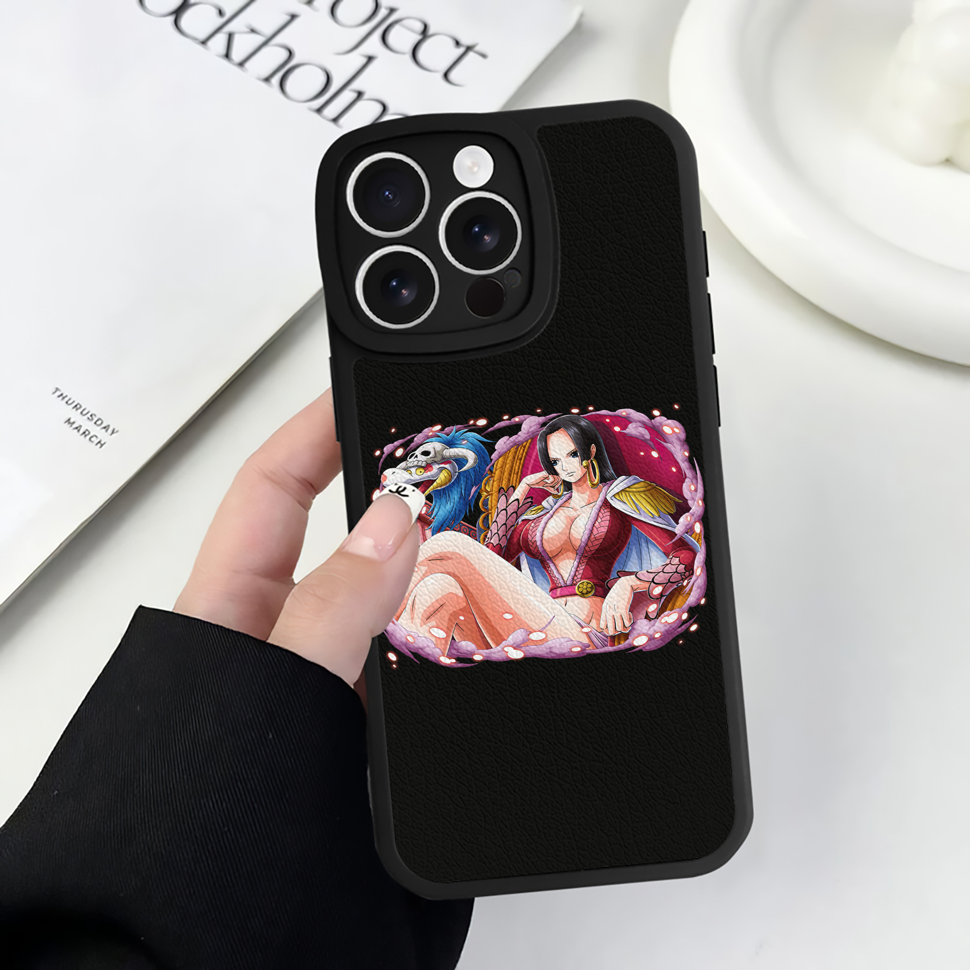 （画像用） ワンピース ボア・ハンコック ONE PIECE Boa·Hancock 【iPhone 16シリーズ対応】シリコンスマホケース（レザー調） 材質：シリコン